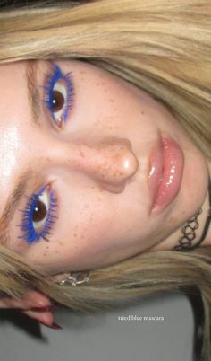 Glitter Eyeliner Looks, Blue Mascara Makeup, Minimalistic Makeup, Colorful Mascara, Blue Mascara, Swag Makeup, Dope Makeup, Colored Eyeliner, Fancy Makeup