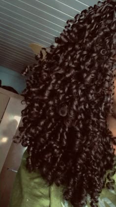 #aesthetic #cacheadas #cachosdefinidos Curly Hair Women Aesthetic, Aesthetic Curly Hair, Curly Hair Aesthetic, Healthy Curly Hair, 3b Hair, Curly Hair Beauty