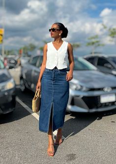 Look hi-lo - look verao elegante Skirt Jeans Outfit, Looks Total Jeans, Smart Casual Jeans, Waistcoat Outfit, Skort Outfit, Midi Jeans, Cute Modest Outfits