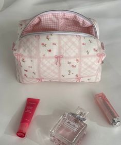 Bow Gingham Makeup Bag Size: 20x10x9cm ✂️%100 cotton fabric. 🧼Washing Instructions: It can be hand washed. Please don't iron. 📦 Packaging: The products are shipped out within 1-2 working days. Coqquete Makeup Bag, Pink Make Up Bag, Makeup Case Aesthetic, Cute Cosmetic Bag, How To Make A Makeup Bag, Makeup Bags Aesthetic, Gingham Makeup, Gift Bags Ideas, Aesthetic Makeup Bag