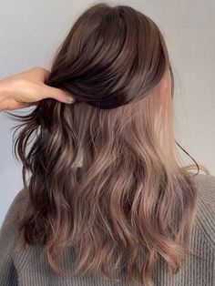 Light Brown Hair With Underlights, Hair Color Ideas For Brunettes Underneath, Hidden Two Tone Hair, Cute Simple Hair Color Ideas, Korean Secret Two Tone Hair, Layers Medium Length Hair Wavy, Hair Color Ideas For Underneath, Basic Hair Dye Ideas, Multidimensional Subtle Hair