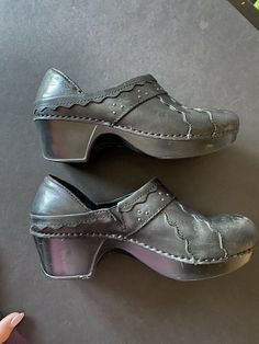 dansko 36. Shoes are preowned please see photos for condition Dansko Clogs Outfit, Dansko Clogs, Clogs Outfit, Womens Oxfords, Clogs, Oxford Shoes