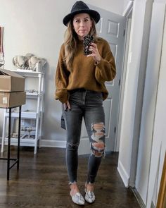 Ripped Mom Jeans Outfits High Waist, Black Felt Hat Outfit, Gray Jeans Outfit Fall, Ripped Mom Jeans Outfits, Felt Hat Outfit, Pnw Fashion, Light Jeans Outfit, Distressed Jeans Outfit