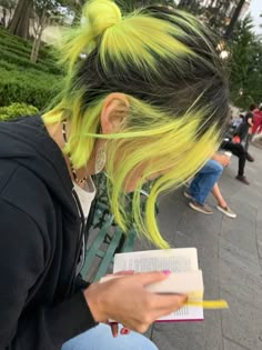 Short Neon Hair, Black And Neon Green Hair, Neon Hair Color Ideas, Unnatural Hair Color Ideas, Orange And Green Hair, Yellow Green Hair, Neon Yellow Hair, Undercolor Hair