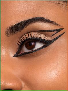 The perfect ally to finally achieve your liner goals. Its ultra-thin tip of 0.1mm delivers an up to 0.4mm fine line with an ink formula supercharged with luminous carbon-black pigments. Ultra glossy black result in just one stroke, outstanding effect even in the shadow. Benefits: One-stroke glossy back waterproof formula Up to 24H wear Easy to apply, even for beginners The difference: From bold to ultra-thin lines, hit your eyeliner goals! A unique ultra-slim and flexible felt tip drawing up to Eyeliner Tutorial Pencil, Eyeliner Drawings, Natural Eyeliner Look, Eyeliner Tutorial For Hooded Eyes, Cat Eye Eyeliner Tutorial, Easy Graphic Eyeliner, Easy Eyeliner Tutorial, Liquid Eyeliner Tutorial, Easy Eyeliner