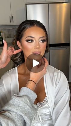 Jamie Saunders | Bridal Makeup Artist & Educator on Instagram: "The most perfect bridal makeup look for 2024 glam brides and finallllyyy with a product breakdown for you all 🩷   All product details are now linked in my LTK for easy shopping!   #destinationwedding #travelingmua #bridalmakeupartist #bridalmakeup #destinationbride #internationalmua #njmua #njmakeupartist #njbridalmakeup  #nymua #nymakeupartist #njwedding #njbride #parkchateau #parksavoy #pleasantdalechateau  #rylandinn  #thevenetiannj #ashfordestate #shadowbrook #florentinegardens #bearbrookvalley" Make Up For Wedding Maid Of Honor, Natural Full Makeup, Bridesmaid Makeup How To, Makeup Tutorial Bridesmaid, Heavy Bride Makeup, Eye Makeup For Wedding, Bride Makeup For Brown Eyes, Photo Makeup Tips, Photoshoot Makeup Ideas Natural