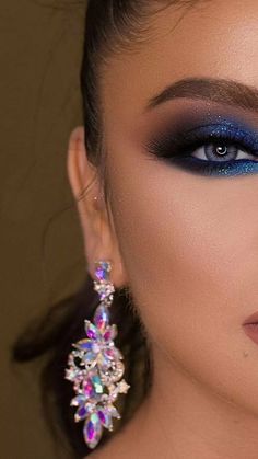 Smokey Blue Eyeshadow Looks, Blue Makeup For Blue Eyes, Blue Eye Makeup Looks Natural, Blue Eye Makeup For Blue Eyes, Blue Makeup For Wedding, Prom Makeup Dramatic, Blue Eye Looks For Brown Eyes, Make Up Blue Eyes Brown Hair, Elegant Blue Eyeshadow Looks