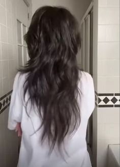 Really Short Layers On Long Hair, Tapered Ends Haircut Long, Wolfcut Hair Long No Bangs, Shaggy Layered Haircuts Long Wavy, Messy Haircut Long Hair, Long Shag Haircut Back View, Messy Haircuts Women Long, Grunge Layers Hair, Wolf Mullet Haircut Long