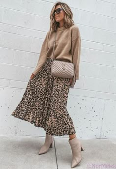 Skirt Boots, Leopard Print Outfits, Modest Style, Work Flow, Stylish Winter Outfits, Leopard Print Skirt, Winter Work, Leopard Skirt, Mode Casual