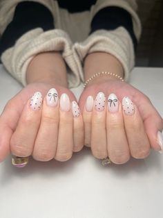 luminary bow nails Cute Nail Designs Aesthetic, Simple New Year’s Eve Nails, Simple Nails Birthday, Fall Round Acrylic Nails, Simple Bow Nail Designs, Short Neutral Christmas Nails, Simple Luminary Nails, Neutral Polka Dot Nails, How To Paint A Bow On Nails