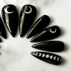 Black Nails Crescent Moon, Witchy Square Nails, Witchy Moon Nails, Moon Phase Nails Simple, Moon Design On Nails, Black Nails Alternative, Cresent Moon Nail, Moon Cycle Nails, Witchy Press On Nails