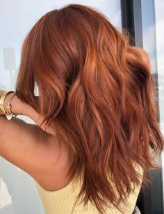 Lived In Red Hair Color, Medium Ginger Hair Color, 2023 Haircuts For Women Medium Layers, Light Red Brown Hair Color Auburn, Mid Length Bob Hairstyles For Fine Hair, Red Honey Hair, Light Copper Red Hair, Ginger Hair Color Copper Strawberry Blonde, Ombre Hair Roux