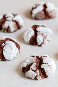 chocolate crinkle cookies with powdered sugar on top