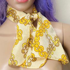 "Measures 35\"x8\" Feels like acetate but no tags Gorgeous vintage illustrated scarf covered in an iconic chain print. Very versatile, wear it as a neck scarf, tie it into a bow, or wear it as a headband. In excellent vintage condition with no noticeable flaws." 70s Neck Scarf Outfit, 50s Neck Scarf, Yellow Neck Scarf, 60s Neck Scarf, Retro Silk Scarf, One Size Vintage Yellow Scarves, 80s Jeans, Vintage Yellow Silk Scarf, Scarf Tie