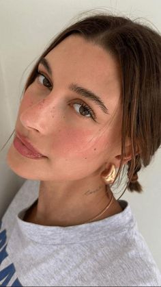 Hailey Bieber took to TikTok to share her summery "strawberry makeup" look, and it's already gone mega viral. Here's exactly how to get the look, including what products Hailey Bieber uses.  ... daha fazla Hailey Makeup Looks, Haily Biber Make Up Looks, Daily Make Up Look, Hailey Bieber Strawberry Makeup, Makeup Summer Looks, Strawberry Make Up Look, Cute Strawberry Makeup Look, Strawberry Make Up Ideas, 2024 Makeup Trends Natural