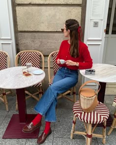 Instagram Sezane Lookbook, Casual Chique Stijl, Red Knit Cardigan, Chique Outfit, Loafers Outfit, Winter Mode, Red Cardigan, Cardigan Outfits, Red Outfit