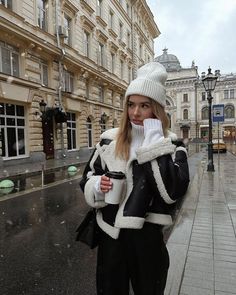 Rich Comfy Aesthetic, Fall 2023 Outerwear, Swiss Women Fashion, London Outfits Autumn, Winter Aesthetic With Boyfriend, Christmas Outfit Cold, Outfits To Wear In London Winter, Cream Colored Sweater Outfits, Very Cold Winter Outfits Aesthetic