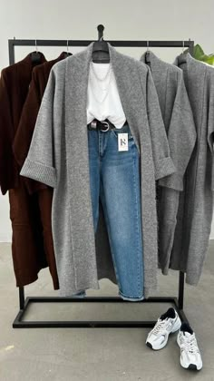 Friday Jeans Work Outfit, Retail Manager Outfit, Plus Size Comfortable Outfits, Business Casual Dinner Outfit, Fall Cardigan Outfits, Trousers Outfit Winter, Womens Winter Fashion, Work Outfits Women Winter, Long Sweater Outfits