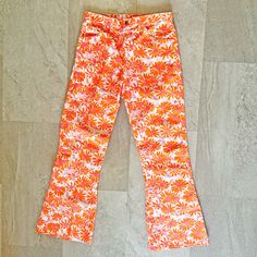 "▲ vintage 1970s funky floral print pants by Lilly Pulitzer » flared bell bottom style » snap button fly SIZE / MEASUREMENTS (taken flat and already doubled for you) no labeled size, see measurements below: waist 31\" hips 42\" rise 12\" inseam 32\" outseam 42\" Δ LABELS / TAGS Lilly Pulitzer Men's Stuff Palm Beach, Pulitzer Jeans Δ MATERIAL feels like a thick cotton or cotton blend Δ CONDITION excellent vintage condition, but has a very minor tiny light minor stain on front, one tiny tear on th 90s Skater Style, 70s Flower Power, Floral Print Pants, Green Jeans, Knit Turtleneck Sweater, Print Pants, Vintage Wrangler, Skater Style, Floral Pants