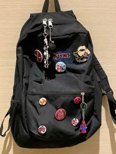 Bag With Pins Aesthetic, Spiderman Bag, Spiderman Deadpool, Estilo Hipster, My Backpack, Stylish School Bags, School Bag Essentials, Aesthetic Backpack