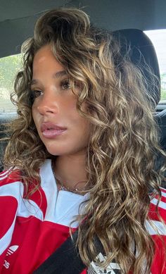 Kairo Calvitto, Highlights Curly Hair, Blonde Curly Hair, Colored Curly Hair, Baddie Hairstyles, Hair Inspo Color, Messy Hairstyles, Blonde Highlights, Curly Hair Styles Naturally