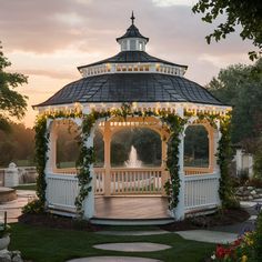 Combine comfort and style in your garden with these outdoor gazebo ideas. Find out how to select comfortable furniture and stylish accents for a welcoming outdoor space. Round Gazebo Decorating Ideas, Gazebo Inspiration, Garden Gazebo Ideas, Gazebo Ideas Backyard, Round Gazebo, Porch Gazebo