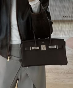 Bags Prada, My Style Bags, Luxury Bags Collection, 90s Fashion Outfits, Classy Chic, Black Leather Bags, Luxury Closet, Outfit Inspo Fall, Lookbook Outfits