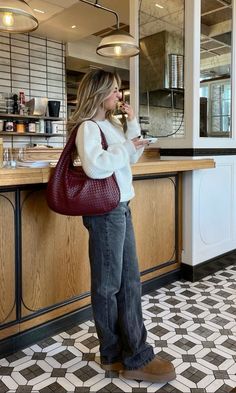 Cozy Picnic Outfit, Autumn London Fashion, Dream Bag Aesthetic, Going Out Outfit Cold Weather, London Outfits Autumn, Outfit Ideas Salon, Style My Closet, Orange Accent Outfit, Red Hobo Bag Outfit