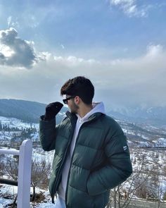 Poses For Men In Hoodie, Manali Outfits For Men, Insta Dp For Men, Manali Couple Photography, Snow Fits Men, Men Photo Ideas Instagram, Snow Poses Picture Ideas, Boys Pics For Dp, Boys Aesthetic Pictures