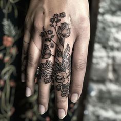 Scrapbook Tattoo Sleeve, Simple Finger Tattoos For Women, Index Finger Tattoo, Finger Tattoo Ideas For Women, Simple Finger Tattoo, Unique Hand Tattoos, Traditional Tattoo Woman, Ring Tattoo Designs, Finger Tattoo Ideas