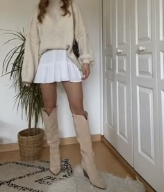 Outfit Soiree, Ruffle Skirt Outfit, Rush Outfits, Thrifted Outfits, City Outfits, Miniskirt Outfits, Boho Chic Outfits, Stockholm Fashion, Neutral Outfit