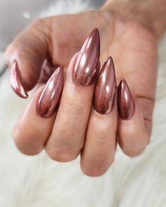 Rose-gold nails, an aesthetic that has gained significant traction in recent years, are an exquisite blend of luxury and elegance. This radiant hue, a... Chrome Rose Gold Nails, Nails Ideas Chrome, Nail Colors Chrome, Nails French Tip Chrome, Tip Chrome Nails, Nails White Chrome, French Tip Chrome Nails, Rose Gold Chrome Nails, Chrome Nails French Tip