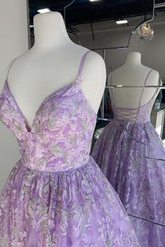 Nydelig V -halstropper lilla lang kveldskjole, V nakke lilla formelle kjoler Prom Dress V Neck, Dress Simple Elegant, Purple Ball Gown, Lilac Prom Dresses, Popular Prom Dresses, Purple Evening Dress, Formal Ball Gown, V Neck Prom Dresses, Lace Formal Dress