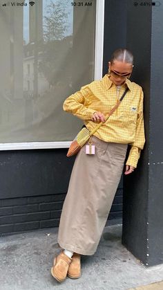 Spring Summer 2023 Aesthetic, Afgan Coat Outfit, Gorpe Core Fashion, Street Style 2024 Summer Trends, Spring Outfits 2024 Trends, Boston Street Style, Gorpcore Fashion, Layering Fashion, Streetwear 2023