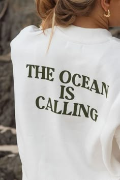 SWEAT BYRON BAY CLUB BLANC – Maryne Clothing Ocean Tshirt, The Ocean Is Calling, Aspen Ski, Boho Style Design, Slogan Sweatshirt, Quoi Porter, Diy Vetement, Instagram Look, Golf Fashion