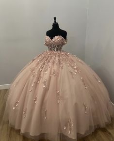 Rose Gold Princess Dress, Pastel Color Quince Dresses, Blush 15 Quinceanera Dresses, Light Pink And Champagne Quince, Quince Party Themes, Quince Inspo Dresses, Pink Quince Dresses With Sleeves, Quinceanera Dresses Vaquero, Quincera Dress 15