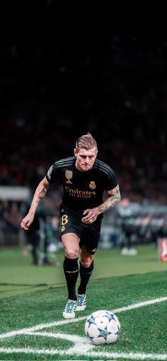 Real Madrid Wallpapers, Madrid Wallpaper, Real Madrid Players, Toni Kroos, Football Pictures, Soccer Players, Football Players, Ronaldo