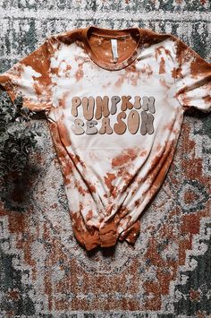 Bleached Graphic Tee, Bleached Fall Shirts, Fall Tshirt Designs Vinyl, Fall Shirt Ideas Vinyl, Halloween Bleached Shirts, Halloween Bleach Shirt Ideas, Fall T Shirt Design Ideas, Fall Tshirt Ideas, Bleach Tshirt Designs