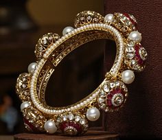 Jadau Kada Design, Polki Kada, Mehndi Jewellery, Pearl Bangles Gold, Antique Pearl Necklace, Leg Jewelry, Pearl Bangles