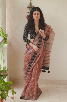 Ajrak Blouse Designs Latest, Indian Formals For Women, Kota Saree Blouse Designs, Ajrakh Saree Blouse Designs, Ajrak Blouse Designs, Ajrakh Blouse Designs, Ajrak Saree, Ajrakh Blouse, Modern Sarees