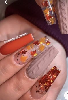 Fall Nail Decor Ideas, Fall Nails Leaf Glitter, Short Fall Nails With Leaves, Autom Nails Design, Cute Fall Nails Designs, Encapsulated Nails Fall, Maple Leaf Nail Design, Autumn Nail Art Designs Fall Leaves, Fall Orange Nail Designs