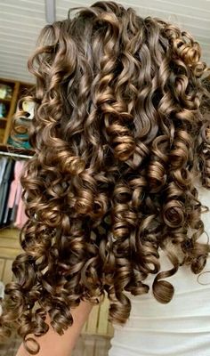 Shiny Hair Curly, Hydrated Curly Hair, Curly Hair Goals Aesthetic, Vision Board Photos Curly Hair, Volume Hair Curly, Curly Hair No Volume, Thick Long Layered Hair, Curly Hair Routine Aesthetic, No Volume Curly Hair