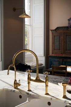 Our Aged Brass Ionian Taps are a perfect example of modern vintage decor. Inspired by original Victorian designs, these brass taps work like a modern fixture but look authentically retro. #deVOLKitchens #ModernVintageDecor #Brass Open Space Living Room And Kitchen, Brass Taps, Open Space Living Room, Devol Kitchens, Brass Tap, Kitchen Ideas Modern Luxury, Aesthetic Kitchen, Modern Vintage Decor, Marble Sinks