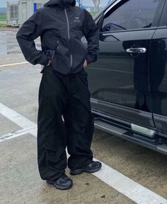 Goretex Outfit Men, Goretex Aesthetic, Gorpcore Mens Outfits, Arcteryx Outfit Street Styles, Black Windbreaker Outfit, Goretex Outfit, Black Cargos Outfit, Arcteryx Aesthetic, Black Parachute Pants Outfit