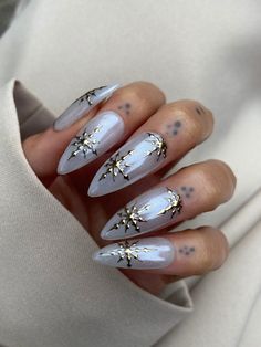 Get into the festive spirit with these gorgeous Christmas nail designs! From glittery snowflakes to cute reindeer, these nails will make your holiday season even more merry and bright. #ChristmasNails #HolidayNails #NailArt Nails Milky White, Gold Holiday Nails, Nails Milky, Gold Chrome Nails, Gel X Nails, X Nails, Snowflake Nail, Milky Nails