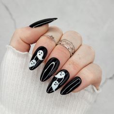 Set de faux ongles type "press on nails" Posés en 5 minutes: Les press on sont rapides et faciles à poser! Qualité salon: Ils sont peints à la main avec des vernis de qualité professionnelle. On croirait que tu sors du salon de manucure! Réutilisables: Réalisés avec des matériaux de qualité, ils sont solides et réutilisables presque à l'infini! Tenue modulable: De quelques heures à quelques semaines selon les adhésifs utilisés. Inoffensifs pour tes ongles: Les press on nails laissent tes ongles Easy Nail Art Halloween, Halloween Nails 9-10, Ongles Halloween, Vernis Halloween, Easy Cute Nail Designs, Halloween Nails Ouija, Nails Inspiration Black, Ouija Board Nails Nailart, Quartz Nail