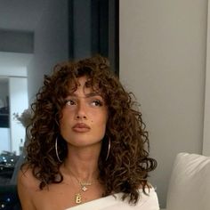 Fringe Half Up Half Down, Natural Curls Long Hair, Hair Color Inspo For Curly Hair, Curly Cut Layers, Makeup For Curly Hair, Curly Hair Makeup Looks, Curly Styled Hair, Curly Caramel Hair, Curly Hair Cuts Bangs