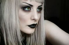 white hair, black lips and green hazel eyes Prom Eyes, Hazel Green Eyes, Glam Punk, Unique Beauty Products, Beachy Hair, Fantasy Hair, Black Lips, Gothic Makeup, Black And Blonde