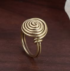 Spiral Ring, Hypnotic Ring, Spiral Brass Ring, Swirl Ring, Gold Wired Ring, Handmade Dainty Ring, Boho Ring, Wired Band, Spiral Band Material:- Brass Size:- Any The ring can be customized on request and the gemstone can be made to any gemstone you want. Same Design Ring Are Upload With Any Gemstone. Please Visit Our Shop to View Complete Collection. If You Need Faster Shipping, please get in touch with us ♥Please Make Sure to Include The Correct Address During Before Ordering. You Can return the Wired Ring, Gold Wire Ring, Diy Wire Jewelry Rings, Wire Jewelry Rings, Diy Jewelry Earrings, Aluminum Jewelry, Spiral Ring, Zierlicher Ring, Swirl Ring