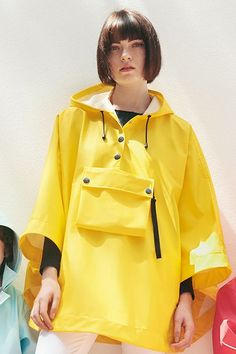 Transparent Jacket, Flares Outfit, Poncho Fashion, Rain Fashion, Waterproof Jacket Women, Raincoat Outfit, Pvc Raincoat, Coat Street Style, Yellow Raincoat